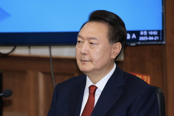 대통령경호처가 경찰에 윤석열 전 대통령의 비화폰 서버를 제출하기로 했다. 사진은 내란 우두머리 혐의로 재판에 넘겨진 윤석열 전 대통령이 첫 형사재판을 위해 법정에 앉은 모습. /사진=뉴시스