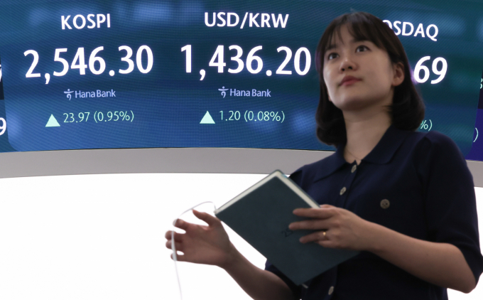 25일 서울 중구 하나은행 본점 딜링룸 전광판에 코스피지수가 전날 종가와 비교해 23.97포인트(p)(0.95%) 상승한 2546.30을 나타내고 있다. /사진=뉴스1