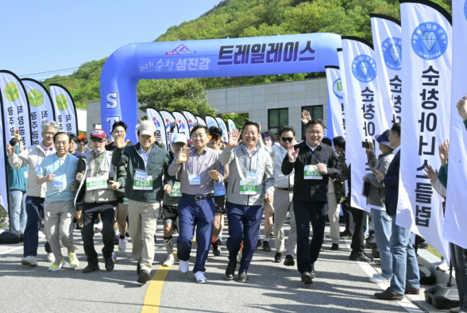 맨 앞줄 왼쪽부터 정동영 국회의원,김관영 전북도지사,최영일 순창군수,손종석 순창군의회 의장등이 행사를 축하하고 있다./사진:순창군