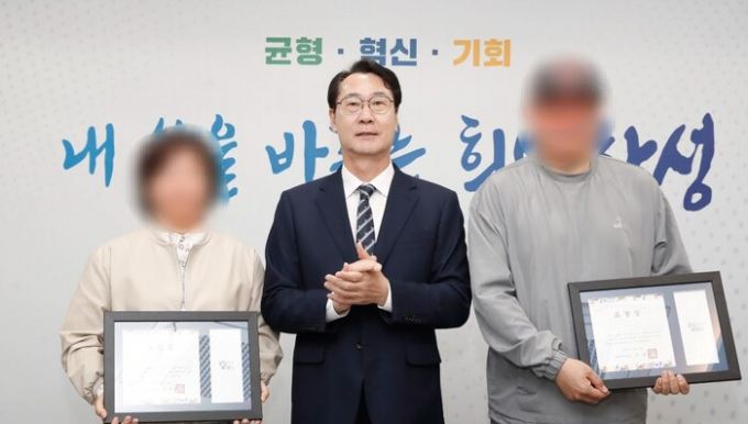 정명근 화성특례시장(가운데)은 제2의 시민덕희인 택시 기사 부부에게 감사장을 전달했다. 택시기사 부부는 보이스피싱 조직현금 수거책을 검거해 3억8000만 원의 피해를 막았다. /사진제공=화성특례시 