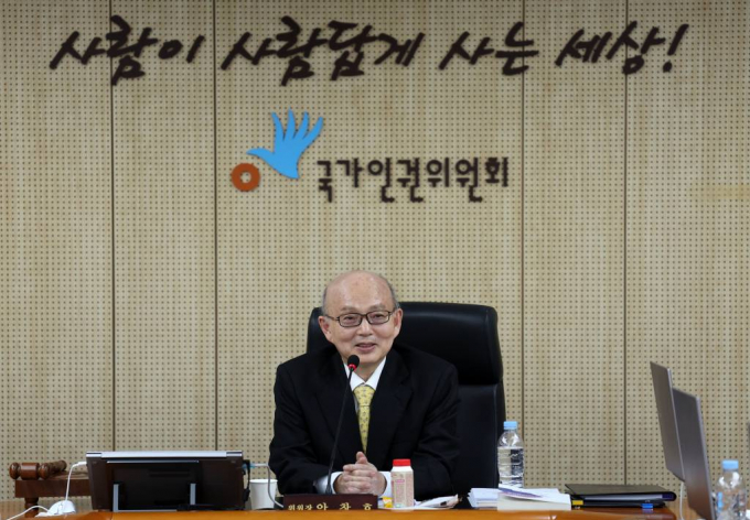 국가인권위원회(인권위)가 올해 퀴어문화축제와 퀴어축제 반대 행사에 참가하지 않기로 결정했다. 사진은 지난 2월24일 서울 중구 국가인권위원회에서 열린 3차 전원위원회에서 안창호 국가인권위원회 위원장이  발언하고 있는 모습. /출처=뉴시스