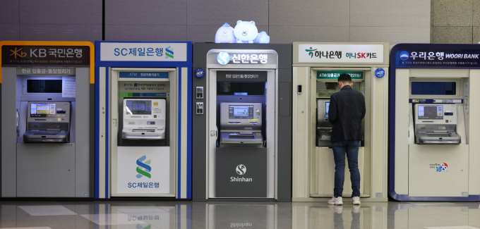 서울의 한 건물에 설치된 국내 은행의 ATM 기계가 보이고 있다./사진=뉴시스