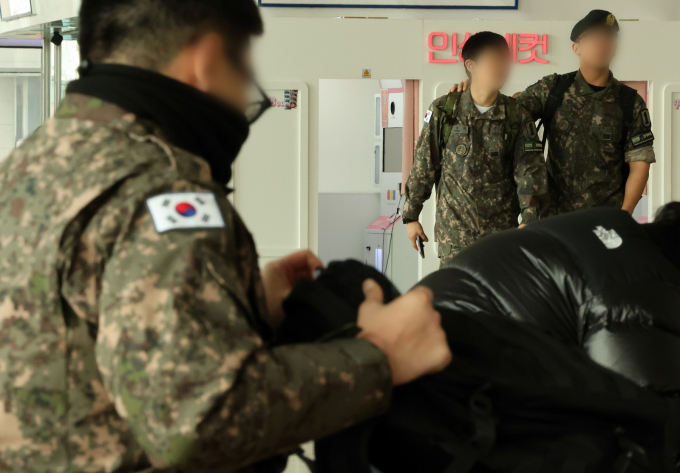 KB국민·신한·하나은행과 IBK기업은행이 군인공제회C&C가 진행하는 '나라사랑카드 금융사업자 선정' 입찰에 참여했다. 사진은 서울역에서 군 장병들이 이동하고 있다. /사진=뉴스1