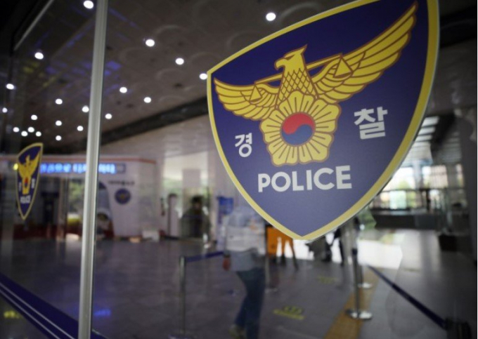 경기 평택시에서 무면허 상태로 운전하다 경찰에 적발되자 경찰관을 매달고 도주한 40대 운전자가 인근 술집에서 붙잡혔다. 사진은 경찰 로고. /사진=뉴시스