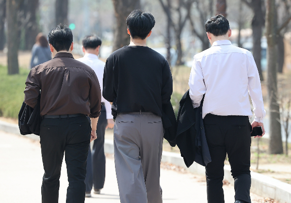 29일 날씨는 전국 대체로 맑고 일교차가 크게 벌어질 예정이다. 사진은 서울 영등포구 여의도공원에서 겉옷을 벗어 든 시민들이 산책을 하는 모습. /사진=뉴스1