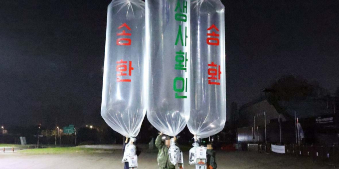 납북자가족모임이 27일 새벽 경기도 파주시 문산읍 임진각에서 대북 전단을 담은 풍선 8개를 북측으로 날려 보내는 모습. /사진=뉴스1 