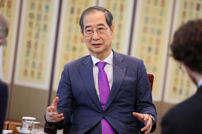 한덕수 대통령 권한대행 국무총리가 지난 22일 정부서울청사에서 영국 언론사 이코노미스트와 인터뷰하고 있다. /사진=국무총리실 제공