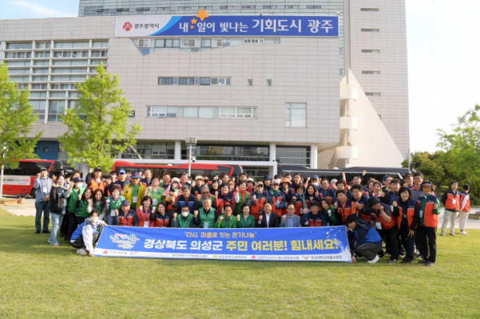 강기정 광주광역시장이 28일 산불 피해를 입은 경북지역으로 복구 지원에 나서는 광주 자원봉사단과 함께 기념촬영을 하고 있다./사진=광주시