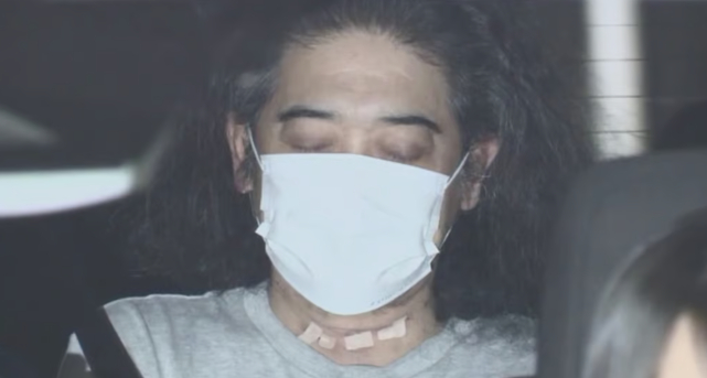 일본 경찰이 아버지의 시신을 벽장에 2년 동안 방치한 아들을 체포했다. 사진은 경찰에 붙잡힌 스즈키 노부히코(남·56)씨의 모습. /사진=일본 TBS 화면 캡처  