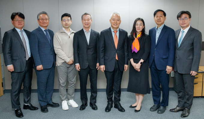  28일 서울 종로구 머니투데이 본사에서 진행된 '글로벌 코리아 인사이츠' 출범 이사회에서 홍선근 머니투데이 회장(왼쪽 네번째)과 백용호 이사장(왼쪽 다섯번째)이 이사진들과 함께 사진촬영을 하고 있다. 오른쪽부터 김상곤 법무법인 광장 경영총괄 대표변호사, 구윤철 서울대 특임교수, 박선영 동국대 경제학과 교수, 백 이사장, 홍 회장, 김동호 한국신용데이터 대표, 강호병 머니투데이 대표, 오동희 GK인사이츠 사무총장.  /사진=GK인사이츠 제공