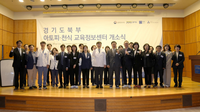 최종희 질병관리청 만성질환관리국장, 고준호 경기도의회 보건복지위원회 부위원장, 전은경 경기도교육청 학생건강증진센터장 등이 참석한 가운데 28일 국민건강보험 일산병원에서 열린 '경기도 북부 아토피․천식 교육정보센터' 개소식에서 단체사진을 찍고 있다. /사진제공=경기북부청