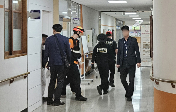 청주 한 고등학교에서 흉기 난동을 벌인 고등학생이 이날 평소보다 일찍 등교해 특수교사와 상담했던 것으로 알려졌다. 사진은 28일 학생 흉기 난동이 발생한 청주의 한 고등학교에서 경찰 등이 사고 상황을 파악하고 있는 모습. /사진=뉴스1