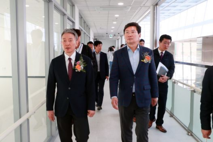 이상일 용인특례시장(앞줄 오른쪽)이 28일 개관식을 열고 정식 운영을 시작한 '용인공영버스터미널' 시설을 둘러보고 있다. /사진제공=용인특례시