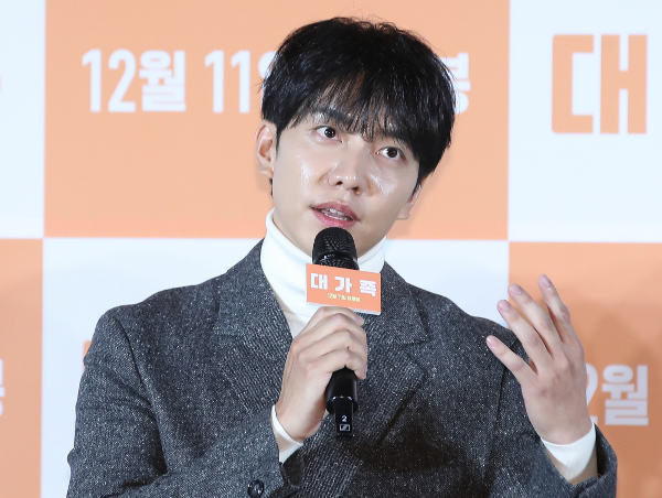 가수 겸 배우 이승기가 장인을 둘러싼 논란에 대해 처가와 인연을 끊겠다고 선언했다. 사진은 배우 이승기가 영화 '대가족'(감독 양우석) 제작보고회에 참석한 모습. / 사진=뉴스1