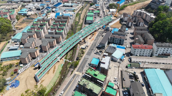 지방도 338호선 도로 확포장 공사가 최근 대형 교량 거더 설치작업에 성공하며 내년 개통을 위해 속도를 내고 있다. /사진제공=광주시 