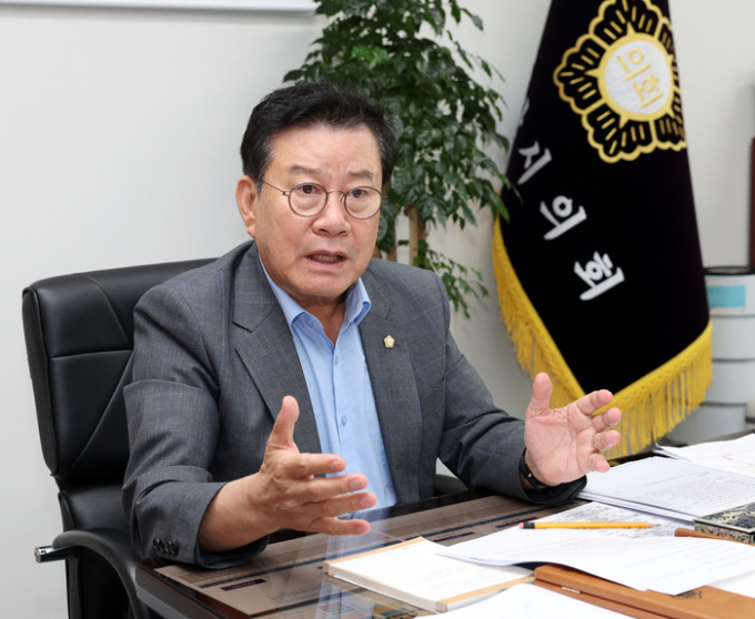 오산시의회 이상복 의장이 29일 장인수(전 더불어민주당) 전 오산시의회 의장의 성범죄 사건과 관련해 시민들에게 큰 충격과 실망을 안겨드린 점에 대해 깊은 책임을 통감하고 결연한 의지로 의회를 쇄신하겠다고 밝혔다. /사진제공=오산시의회