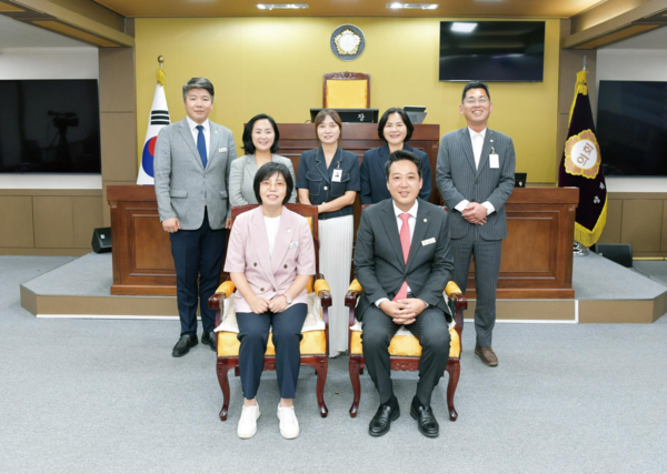 양평군의회 황선호 의장(앞줄 오른쪽)을 비롯해 오혜자 부의장(잎줄 왼쪽), 윤순옥·최영보·송진욱·여현정·지민희 의원 7명 전원이 다양한 의정활동을 펼쳐가고 있다. /사진제공=양평군의회