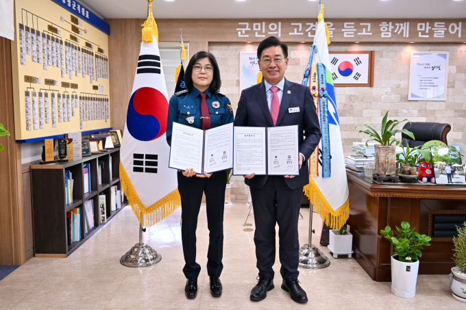 전진선 양평군수(오른쪽)와 황규정 양평경찰서장(왼쪽)이 지난 28일 양평군청 군수실에서 가정폭력 및 성폭력 공동 대응 체계 구축을 위한 '바로희망팀' 운영 업무 협약을 체결하고 사진촬영을 하고 있다. /사진제공=양평군