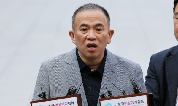 정치 브로커 명태균씨가 검찰 조사에 출석해 입장을 밝혔다. 사진은 윤석열 전 대통령 부부 공천 개입 의혹의 핵심 인물인 명씨가 검찰 조사 전 기자들과 만난 모습. /사진=뉴스1