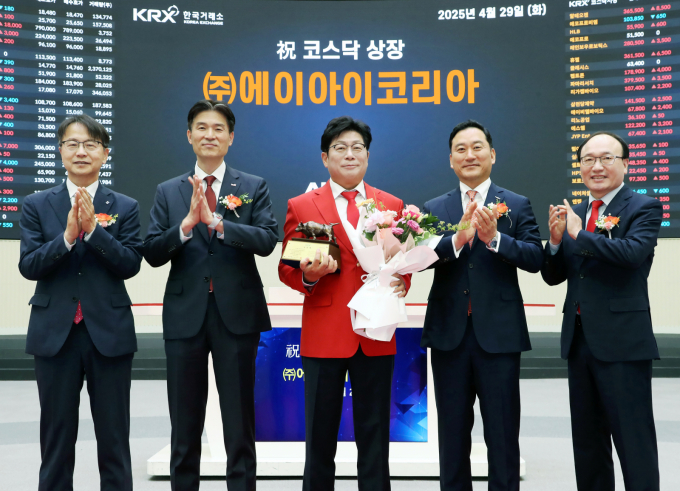 스팩 합병으로 코스닥 상장한 에이아이코리아 주가가 상장 첫날 급락했다. 사진은 이날 서울 영등포구 한국거래소에서 열린 에이아이코리아 상장기념식./사진=뉴스1