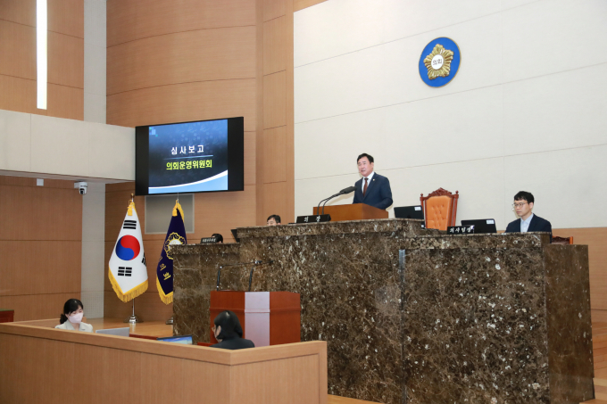  박명서 이천시의회 의장이 29일, 제253회 임시회 폐회를 선언하고 있다. /사진제공=이천시의회