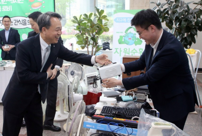 신한금융그룹은 지난 23일부터 사흘간 서울 중구에 위치한 신한은행 본점에서 '자원순환 Day'를 실시했다. 이날 행사에 참석한 진옥동 신한금융그룹 회장이 가정에서 쓰던 LP플레이어 및 오디오를 기부하고 있다./사진제공=신한금융그룹