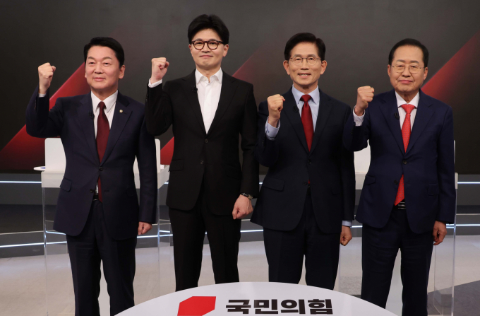 김문수 후보와 한동훈 후보가 국민의힘 대선 후보 3차 경선 진출자로 선정됐다. 사진은 지난 26일 토론회를 진행한 후 기념사진을 촬영한 안철수 국민의힘 의원, 한 후보, 김 후보, 홍준표 전 대구시장.(왼쪽부터) /사진-뉴스1