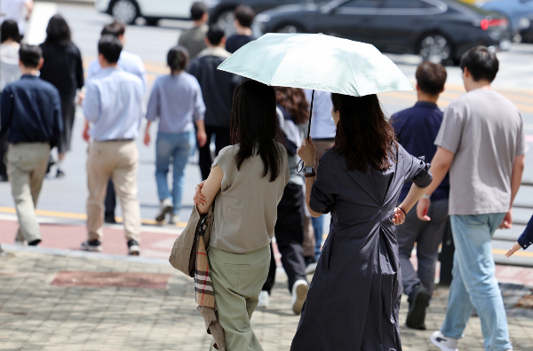 30일 전국 대체로 맑고 건조한 대기가 이어지겠다. 사진은 서울 영등포구 여의도공원 앞에서 반팔을 입은 시민이 이동하는 모습. /사진=뉴시스