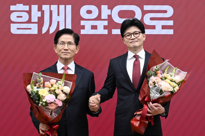 국민의힘이 대선 3차 경선 후보자를 선출했다. 사진은 3차 경선에 진출한 국민의힘 김문수 후보(왼쪽)와 한동훈 후보. /사진=뉴스1(국회사진취재단)