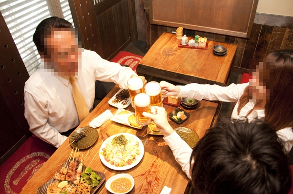 회식 때 여상사에게 지적당한 여직원이 고민을 토로했다. 사진은 기사와 직접적인 관련 없는 삽화. /삽화=이미지투데이