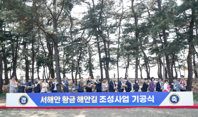 29일 화성시 궁평관광지에서 열린 서해안 황금해안길 조성사업 기공식에서 주요 내빈들이 기념 시삽을 하고 있다. /사진제공=화성특례시