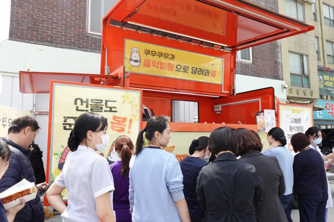 쿠우쿠우 간식트럭 이벤트 현장. /사진=쿠우쿠우