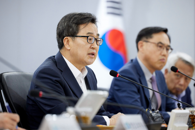  김동연 지사가 29일 경기도청에서 도정점검회의를 열고 주요 재난 대응·수습 상황을 점검하고 민선 8기 중점과제 추진 상황을 점검하고 있다. /사진제공=경기도