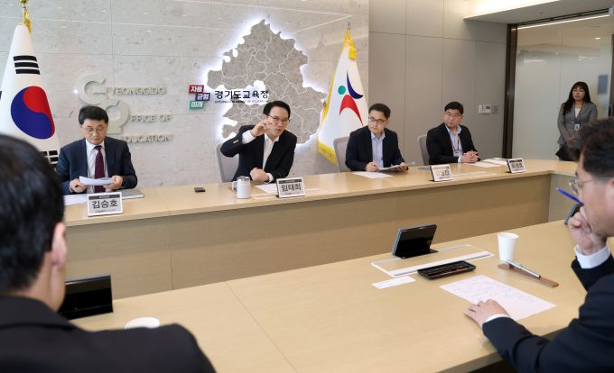 [인태희 경기도교육감(오른쪽 3번째)이 29일 남부청사에서 열린 '교직원의 법적 권리 및 정당한 직무수행 보호'를 위한 업무협약 협약식에 참석해 발언하고 있다. / 사진제공=경기도교육청