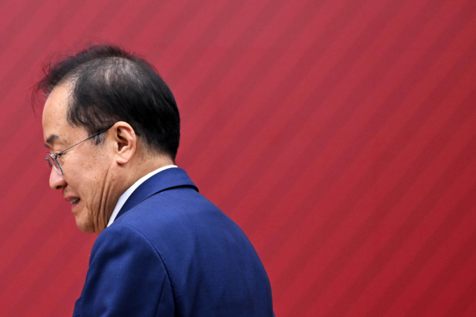 29일 정계 은퇴를 선언한 홍준표 전 대구시장에 대한 보수 진영 주요 인사의 평가가 잇따랐다. 사진은 이날 국민의힘 3차 경선 진출자 발표 행사에서 이동하는 홍 전 시장. /사진=뉴스1(국회사진취재단)