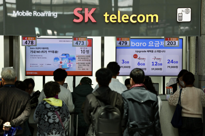  29일 오전 인천국제공항 제1여객터미널 SK텔레콤 로밍센터에서 출국자들이 유심 교체을 위해 대기하고 있다./사진=뉴시