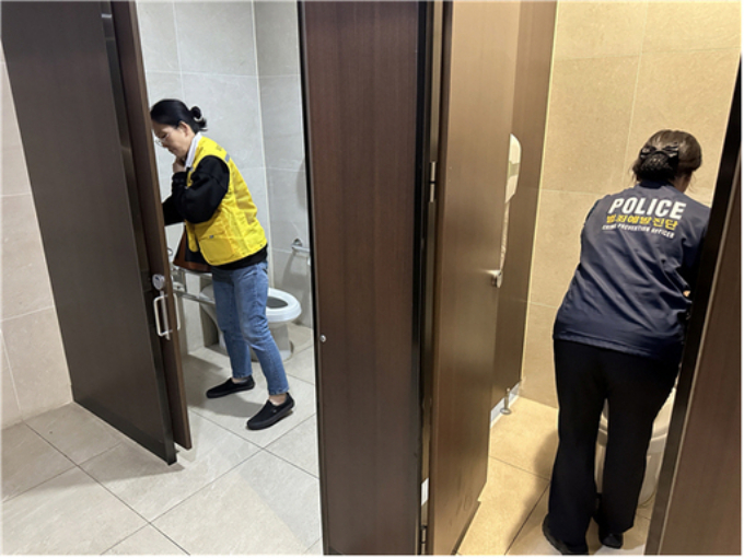 29일 미사역 상점가 인근에서 민·관·경 합동으로 불법촬영 카메라를 점검하고 있다. /사진제공=하남시