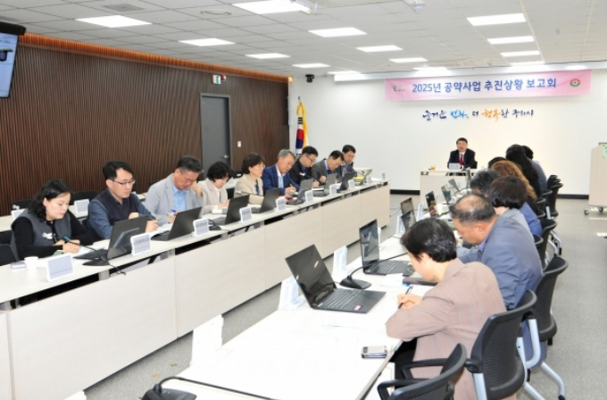 백경현 구리시장이 추진부서 국․소장과 부서장 30여 명이 참석한 가운데 29일 '민선8기 공약사업 추진보고회'에서 인사말을 하고 있다. /사진제공=구리시