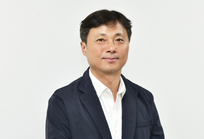 [데스크칼럼] '사랑'과 '존경' 빼고 다 바꿔야 산다