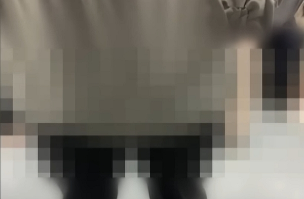 서울 지하철 5호선에서 한 남성이 자신의 신체 중요 부위를 노출하고 만지는 등 공연음란 행위를 했다는 제보가 전해졌다. 사진은 서울 지하철 5호선에서 한 남성이 자신의 중요 부위를 노출하고 만지는 모습. /사진=JTBC '사건반장' 캡쳐