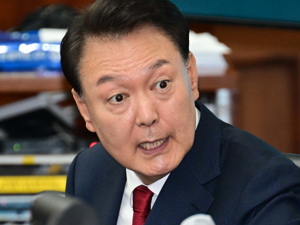 윤석열 전 대통령의 처가가 운영하는 요양원에서 노인학대 사례가 무더기 신고됐다. 사진은 12·3 비상계엄을 선포해 내란 우두머리 혐의로 재판에 넘겨진 윤석열 전 대통령이 지난 21일 오전 서울 서초구 서울중앙지법 417호 법정에 앉아 변호인단과 대화를 하고 있는 모습. /사진=뉴스1(공동취재단)