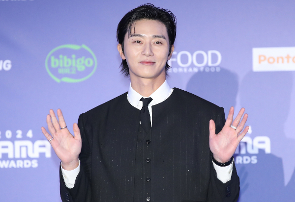 배우 박서준의 후원으로 뇌종양 환아가 수술을 받은 사연이 전해졌다. 사진은 배우 박서준이 '2024 마마 어워즈'(MAMA AWARDS) 레드카펫 행사에 참석해 포즈를 취하는 모습. /사진=뉴스1
