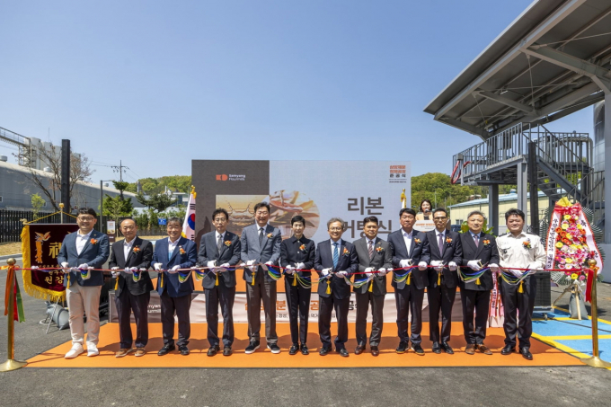 삼양제분이 지난 29일 삼양식품 원주캠퍼스에서 김정수 삼양식품 부회장(왼쪽 여섯번째) 등이 참석한 가운데 정제공장 준공식을 개최했다. /사진=삼양라운드스퀘어