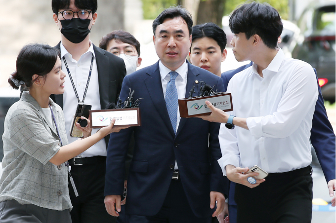 입법 로비 대가로 뇌물 수수 혐의로 기소된 윤관석 전 무소속 의원에 대한 1심 선고가 오늘 진행된다.사진은 2023년 8월4일 '더불어민주당 전당대회 돈 봉투 의혹' 사건 핵심 피의자 윤관석 무소속 의원이 영장실질심사(구속전피의자심문)차 서울 서초구 서초동 서울중앙지방법원에 출석한 모습. /사진=뉴스1
