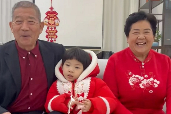 중국에서 뇌졸중 약을 복용한 후 생리를 다시 시작한 여성이 67세에 아이를 출산했다고 밝혔다. 사진은 뇌졸중 약을 먹고 생리가 다시 시작돼 아이를 출산한 부부와 늦둥이 톈츠의 모습. /사진=SCMP 홈페이지 캡처