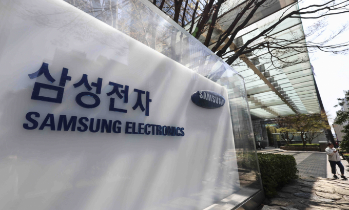 서울 서초구 삼성전자 서초사옥에서 직원들이 오가고 있다. /사진=뉴시