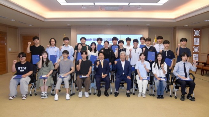 강기정 광주광역시장이 지난해 6월28일 시청 비즈니스룸에서 빛고을장학생 장학증서를 수여하고 기념촬영을 하고 있다./사진=광주시