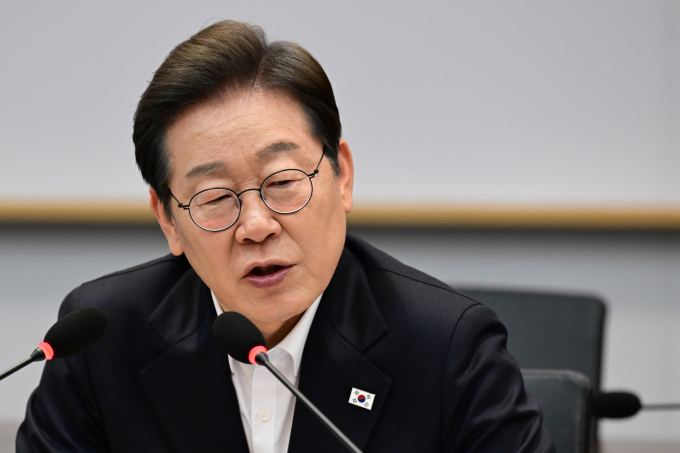 이재명 더불어민주당 대선 후보의 정치적 명운을 가를 공직선거법 위반 사건에 대한 대법원 최종 판단이 하루 앞으로 다가왔다. 사진은 이재명 더불어민주당 제21대 대통령 선거 후보가 지난 28일 오후 경기도 이천시 SK하이닉스 이천캠퍼스에서 열린 'K-반도체' AI메모리반도체 기업 간담회에 참석해 발언을 하는 모습. /사진=뉴시스