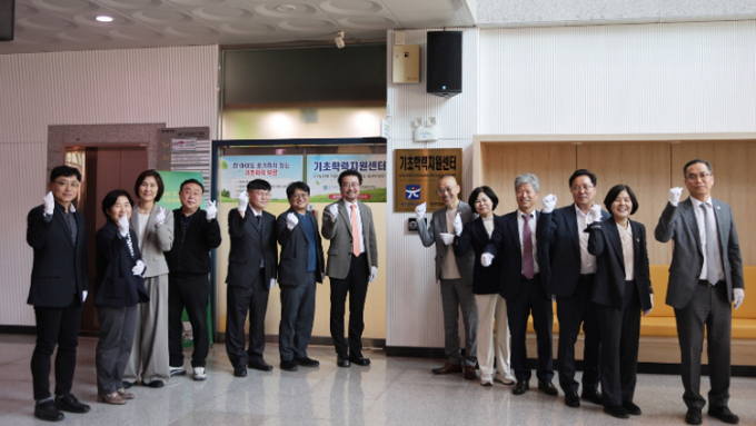 29일 광주교육대학교에서 최승복 광주부교육감과 허승준 광주교대 총장 등이 참석한 가운데 ‘기초학력지원센터’ 개소식을 갖고 파이팅을 외치고 있다./사진=광주시교육청