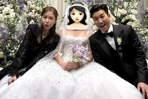 그룹 코요태 신지가 가짜뉴스에 분노했다. 사진은 코요태 멤버 김종민 결혼식을 방문한 신지(왼쪽)의 모습. /사진=신지 인스타그램 캡처